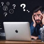 El hombre frustrado busca soporte técnico