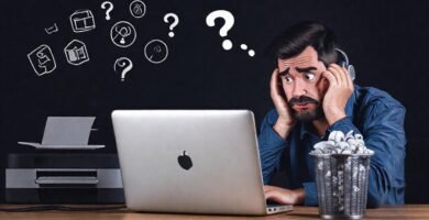 El hombre frustrado busca soporte técnico