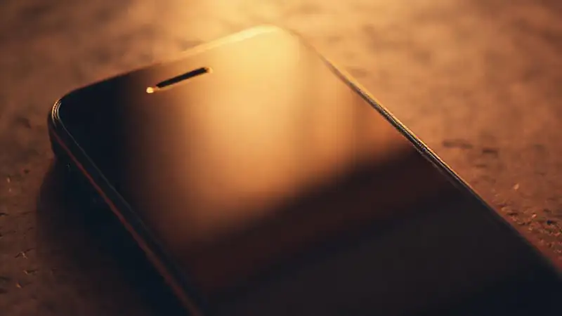 Un iPhone SE vintage, dorado y nostálgico