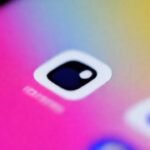 Un iPhone muestra notificaciones vibrantes minimalistas