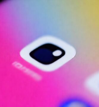 Un iPhone muestra notificaciones vibrantes minimalistas