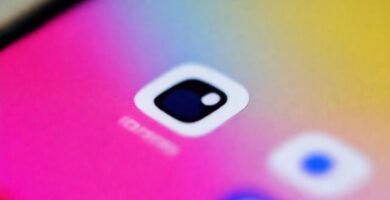 Un iPhone muestra notificaciones vibrantes minimalistas