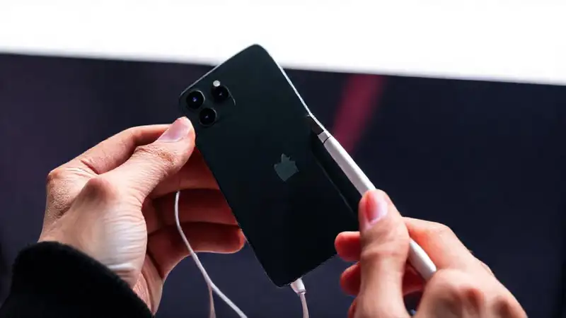 iPhone SE 2024 con Apple Pencil