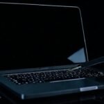 Técnico frustrado repara el MacBook roto