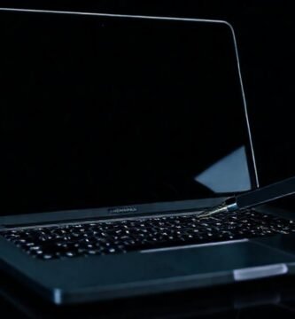 Técnico frustrado repara el MacBook roto