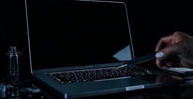 Técnico frustrado repara el MacBook roto