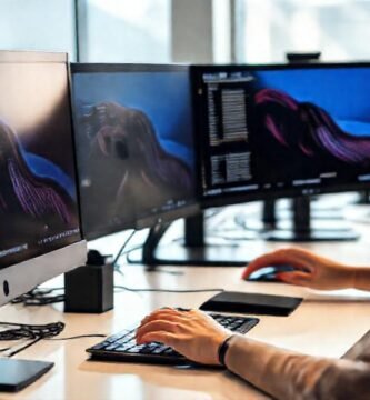 Productividad moderna en un escritorio limpio