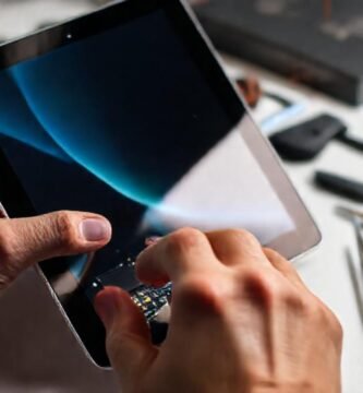 Reparando un iPad con cuidado