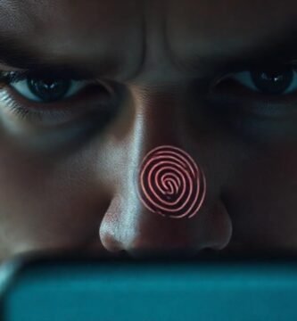 Cara ansiosa bajo iPhone brillante