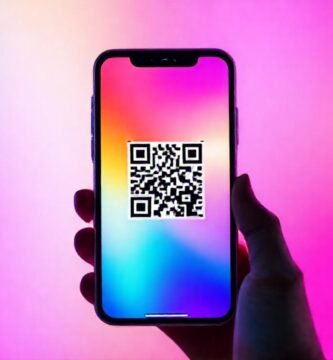 Smartphone moderno escanea códigos QR