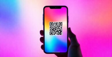 Smartphone moderno escanea códigos QR