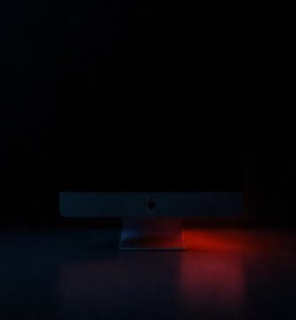 Un escritorio Mac elegante y oscuro