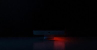 Un escritorio Mac elegante y oscuro