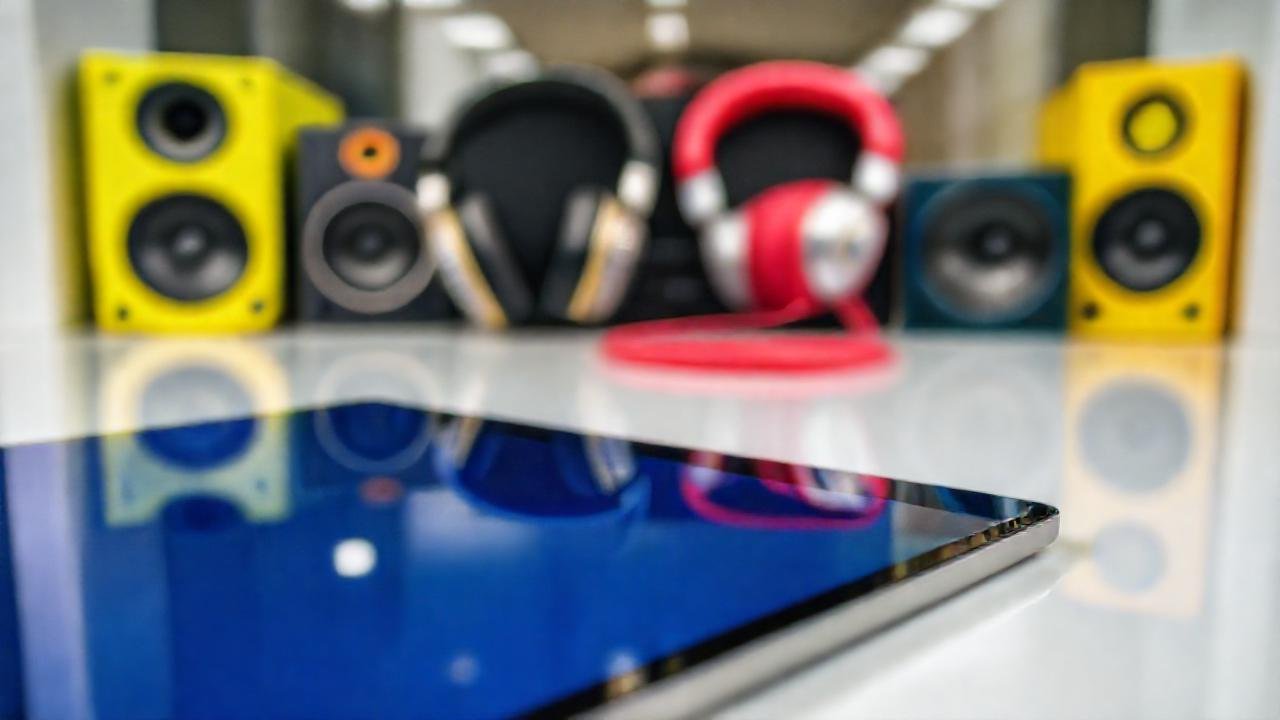 iPad moderno, accesorios vibrantes, imagen detallada