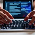 Manos enfocadas en la tablet digital