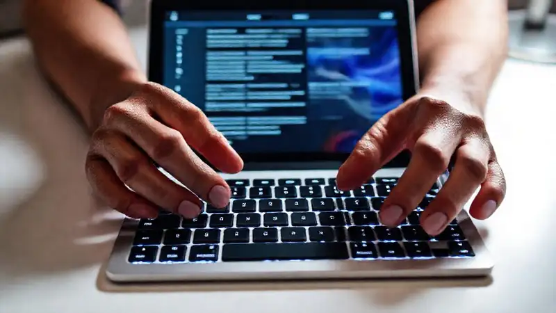 Manos enfocadas en la tablet digital