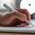 Una mano digitaliza notas organizadas y claras
