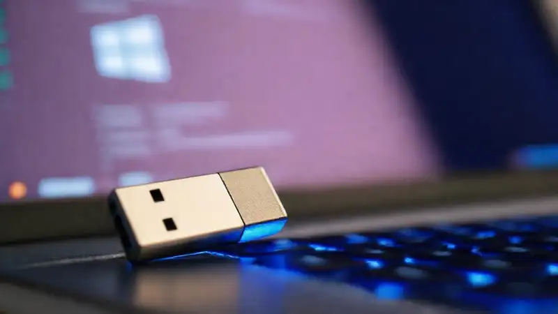 Un portátil muestra una unidad USB azul