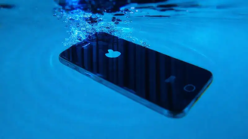 iPhone sumergido, luz azul y ciencia