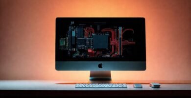 Un escritorio Mac minimalista y técnico