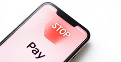 iPhone frustrado con Apple Pay y stop