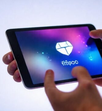 Manos modernas comparten datos digitales