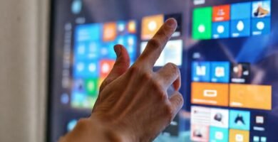 Manos ajustan ventanas en pantalla digital