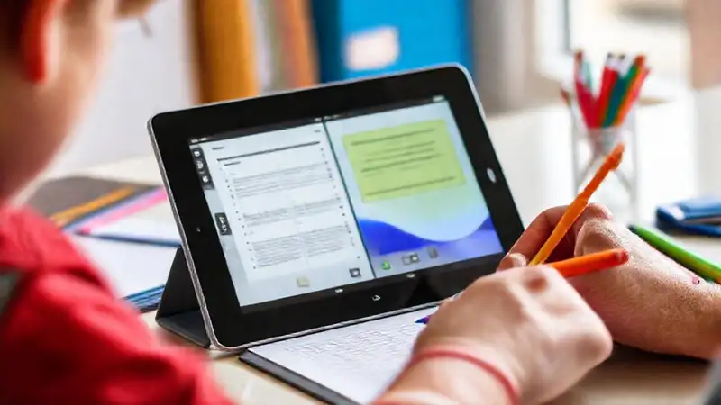 El estudiante estudia con iPad digital