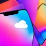 Un smartphone moderno con iCloud vibrante