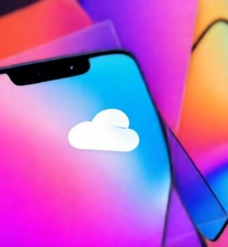 Un smartphone moderno con iCloud vibrante