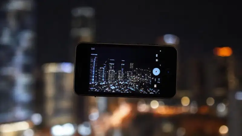 iPhone SE captura una ciudad nocturna brillante
