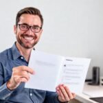 Un hombre sonriente ofrece tecnología accesible