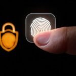 La mano activa un seguro digital