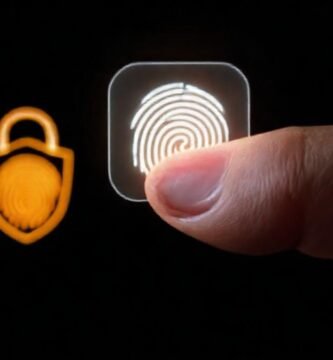 La mano activa un seguro digital