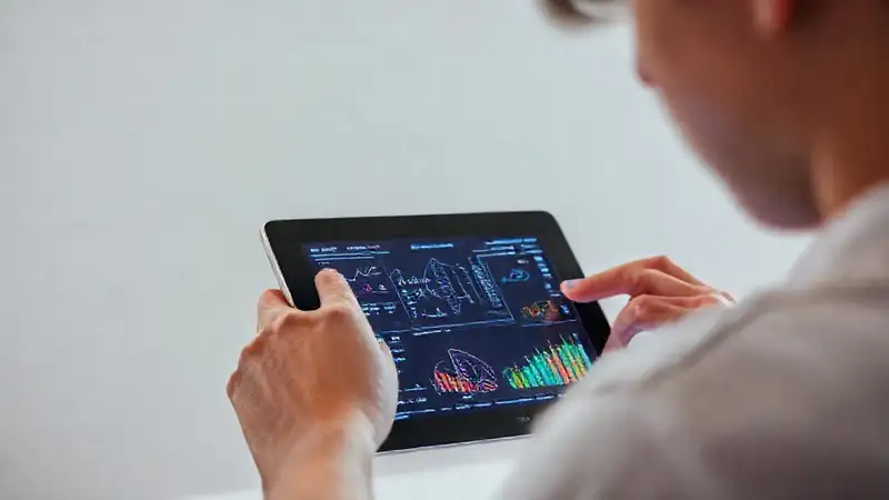 Estudiante estudia física en iPad
