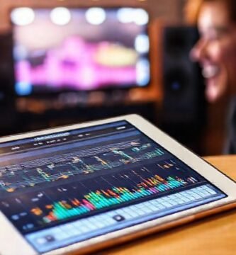 El músico crea música en iPad