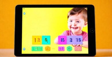 Niño aprende matemáticas con iPad brillante