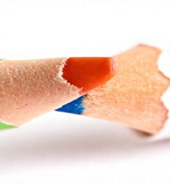 Niño feliz dibuja con lápiz colorido