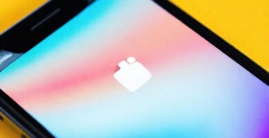 El iPhone exhibe un diseño minimalista brillante