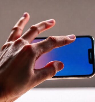 Mano usa iPhone en modo táctil