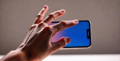 Mano usa iPhone en modo táctil