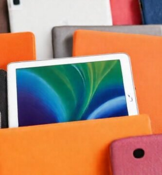 iPad con accesorios modernos y coloridos