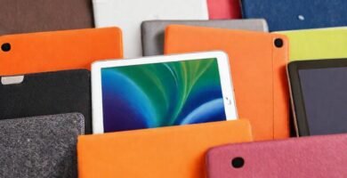 iPad con accesorios modernos y coloridos