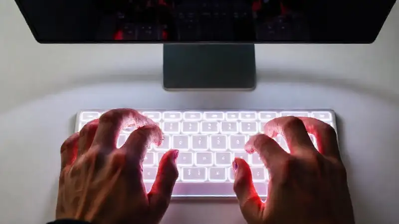 Manos operan teclado mágico y limpio