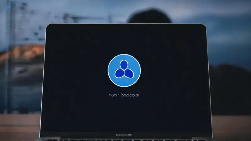 Usuario confundido frente a la laptop