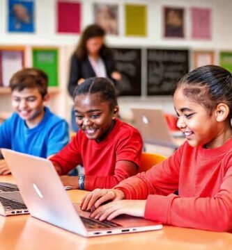 Estudiantes con Mac aprenden en aula